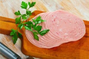 Canadian Bacon vs Ham: What Are The Differences? - Fitibility